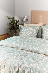 60692-5488-01-05_1; Finlayson Katveessa Parivuoteen satiinipussilakanasetti Salvianvihreä / Beige / 240x210 + 50x60 cm