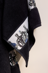 70154-4864-01-12_2; 70156-4864-01-06_2; Finlayson Tom of Finland Blue Squad Kylpypyyhe Musta / 90x180 cm