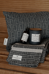 70183-0001-02-12_2; Finlayson Tamminiemi Laudeliina Musta / Pellava / 50x60 cm