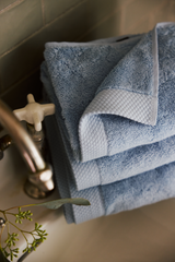 70109-0001-10-12_2; 70110-0001-10-06_2; Finlayson Hali Kylpypyyhe Vaaleansininen / 70x150 cm