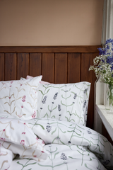 60137-5485-02-10_1; Finlayson Juuli Tencel-satiinityynyliina Lila / Vihreä / 50x60 cm