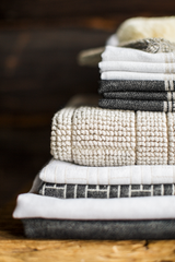 70168-0001-02-06_2; Finlayson Tamminiemi Kylpypyyhe Musta / Pellava / 90x180 cm