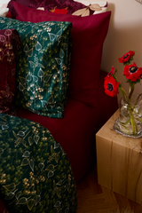 60142-4561-20-10_2; Finlayson Yksivärinen Satiinityynyliina Viininpunainen / 50x60 cm 