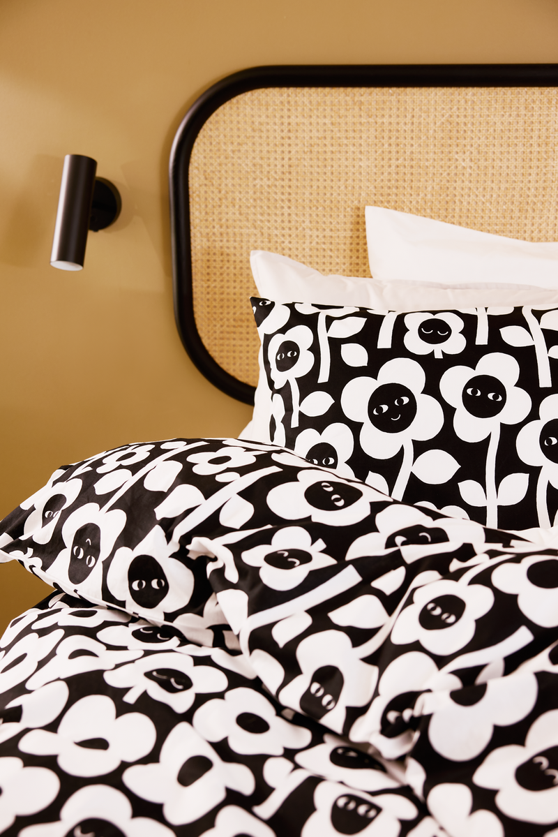 60652-5492-01-06_1; Finlayson Kukkariemu Pussilakanasetti Musta / Valkoinen / 150x210 + 50x60 cm 