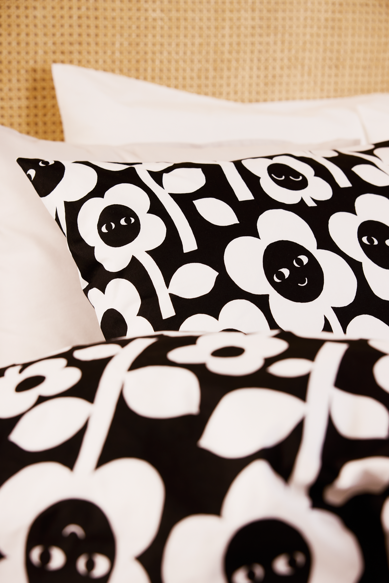 60136-5492-01-10_1; Finlayson Kukkariemu Tyynyliina Musta / Valkoinen / 50x60 cm 