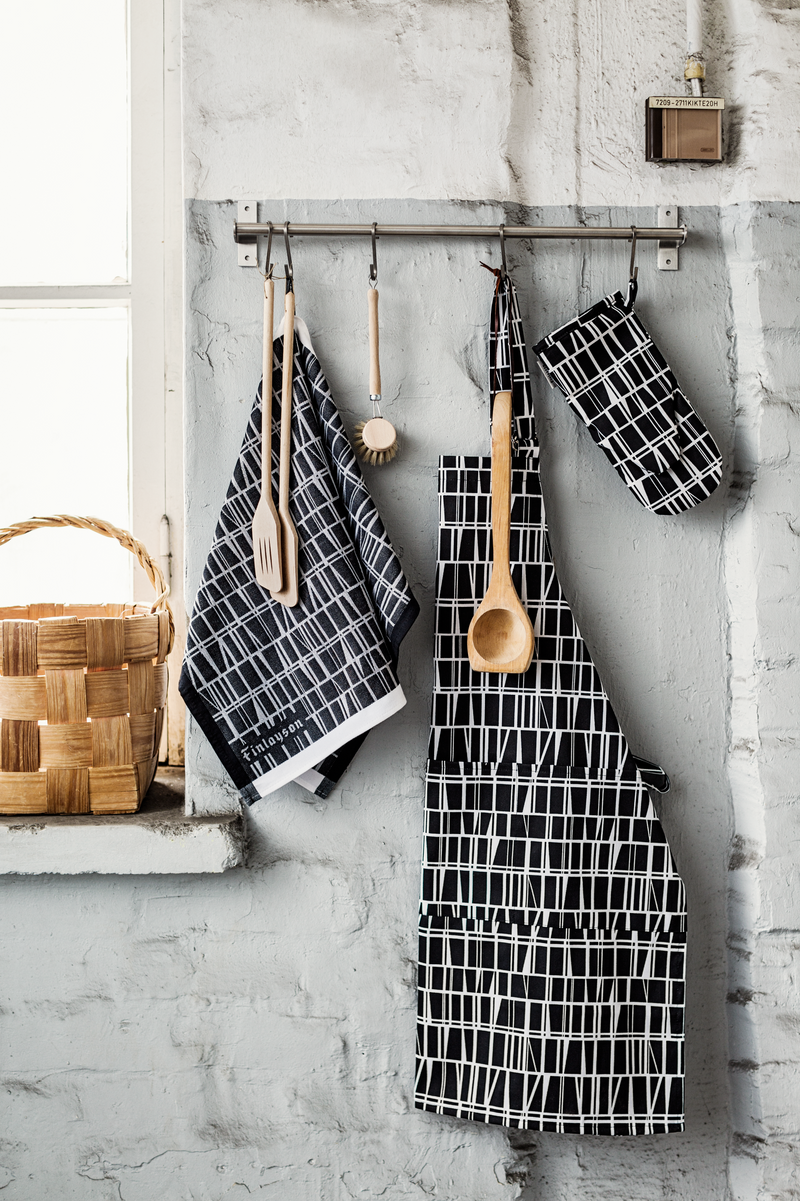 80006-3435-01-10_1; Finlayson Coronna Patakinnas Musta / Valkoinen / 15x30 cm 