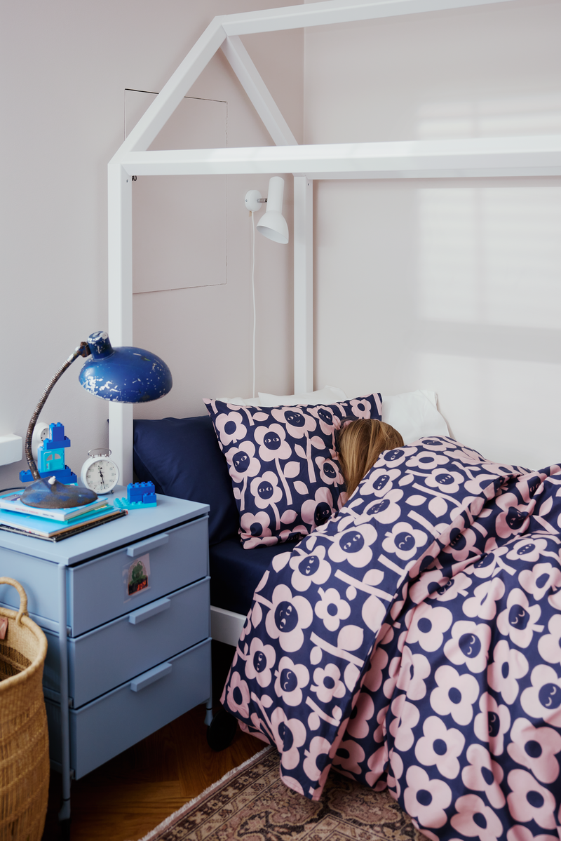 60136-5492-02-10_2; Finlayson Kukkariemu Tyynyliina Tummansininen / Roosa / 50x60 cm 