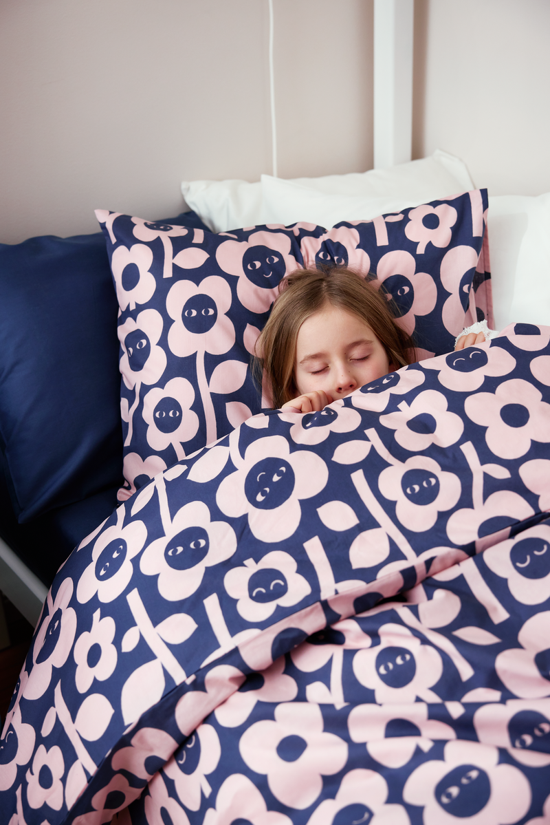 60662-5492-02-06_1; Finlayson Kukkariemu Lasten pussilakanasetti Tummansininen / Roosa / 120x160 + 40x60 cm 