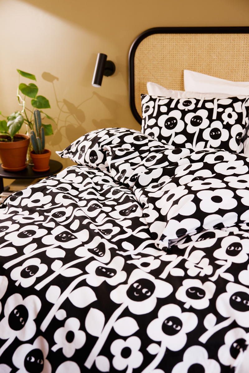 60136-5492-01-10_3; Finlayson Kukkariemu Tyynyliina Musta / Valkoinen / 50x60 cm 